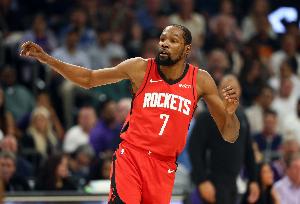 Shams：杜兰特在昨日训练中膝盖撞到队友后受伤 乐观估计能出战G1