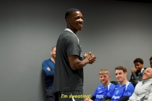 续约！罗塞尼尔组织全队看凯塞多集锦，后者演讲直言“汗流浃背”