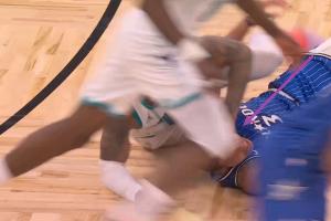 很隐蔽！双方倒地争球 小桥趁乱按了贝恩一拳！被吹技犯