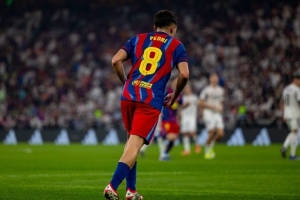 每体：佩德里与女友一起现身超市，网友称赞其低调