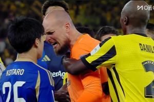 裁判专家认为马宁漏判红牌：日本球员踢门将头部，属于严重犯规