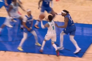 完全落入魔术陷阱！拉梅洛·鲍尔突破再次被造进攻犯规