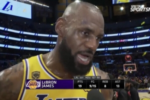 詹姆斯：季后赛比赛跌宕起伏 你必须保持平稳心态 从容不迫