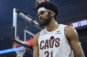 扣爽了！贾勒特·阿伦半场5中3 得到6分5篮板1抢断