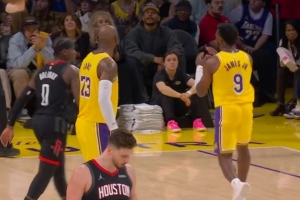 传得不好！布朗尼分球给詹姆斯出现失误 老爹给予鼓励