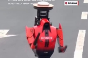 库嫂晒机器人半马夺冠视频：20分钟没见老公 我就得这样飞奔过去