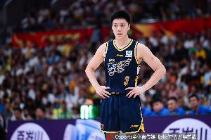 就始终找不到手感！胡明轩半场不到16分钟 5中1&三分4中1