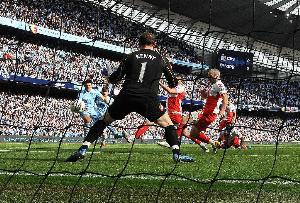 以净胜球夺冠仅1次！11/12赛季曼城曼联同积89分，阿圭罗9320绝杀