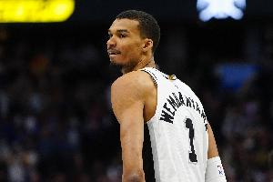 文班半场21分各种秀操作！凯特琳·克拉克更推：简直太离谱了！