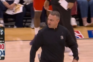 没悬念了吧？米切尔造进攻犯规&抛投打停猛龙 猛龙主帅暴怒