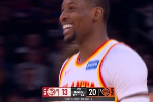 就是莽！库明加体育生硬怼被布伦森造进攻犯规 前者一脸苦笑